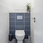 Centre, Balcony, Ac & Lift Apartment *