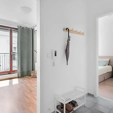 Centre, Balcony, Ac & Lift شقة