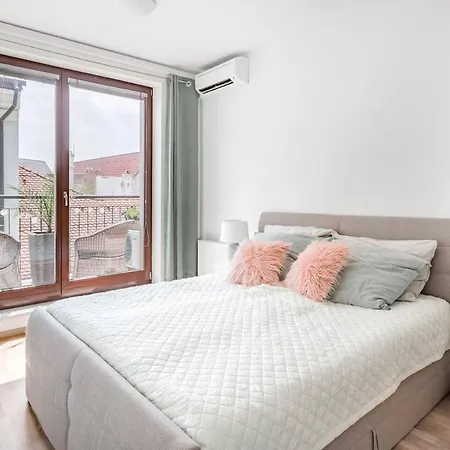 Centre, Balcony, Ac & Lift Apartment *