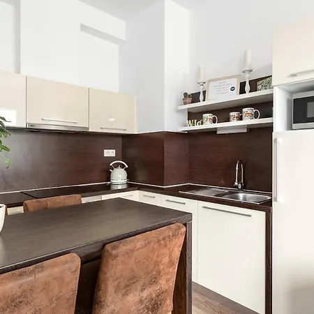 Centre, Balcony, Ac & Lift Apartamento